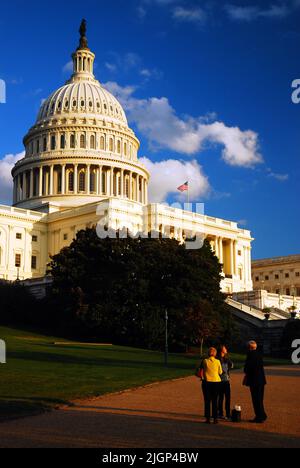 Die Mitarbeiter des Kongresses diskutieren die Politik und die Ereignisse des Tages außerhalb des Kapitols der Vereinigten Staaten in Washington, DC Stockfoto