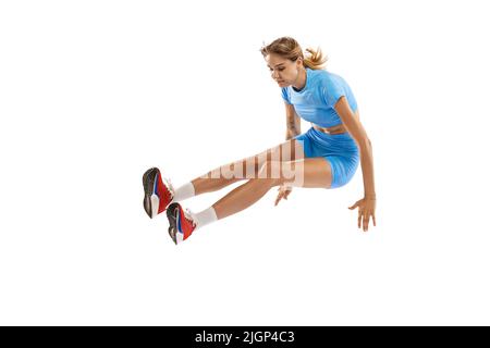 Dreisprung-Technik. Studio Aufnahme von weiblichen Athleten in Sportuniform springen isoliert auf weißem Hintergrund. Konzept von Sport, Action, Bewegung, Geschwindigkeit. Stockfoto