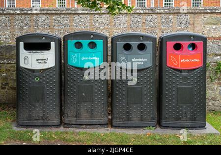 Salisbury, Großbritannien, 02.07.2022, Abfallrecyclingbehälter für öffentliche Abfälle in England, Abfallbehälter für allgemeine Abfälle, Aluminiumdosen sowie Kunststoff- und Glasflaschen Stockfoto