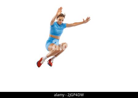 Dreisprung-Technik. Studio Aufnahme von weiblichen Athleten in Sportuniform springen isoliert auf weißem Hintergrund. Konzept von Sport, Action, Bewegung, Geschwindigkeit. Stockfoto