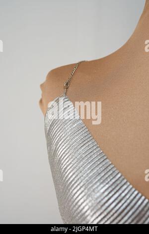 Detail aus silbernem Kleid. Schaufensterpuppe trägt Partykleidung Stockfoto