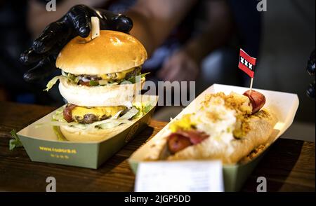 2022-07-12 14:22:41 AMSTERDAM - Ein Junkyardog Sandwich, gekauft an einem Kiosk auf dem Museumplein. Seit einem Beitrag von Topmodel Chrissy Teigen in den sozialen Medien sind die Wurstbrote plötzlich weltberühmt geworden. ANP RAMON VAN FLYMEN niederlande Out - belgien Out Stockfoto