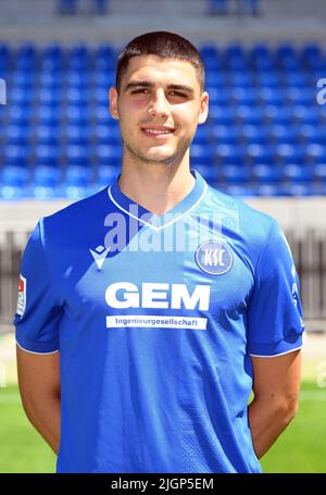 Karlsruhe, Deutschland. 12.. Juli 2022. Fotosession Karlsruher SC, Teamfoto und Portraits im BBBank Wildpark. Lazar Mirkovic. Quelle: Uli Deck/dpa/Alamy Live News Stockfoto