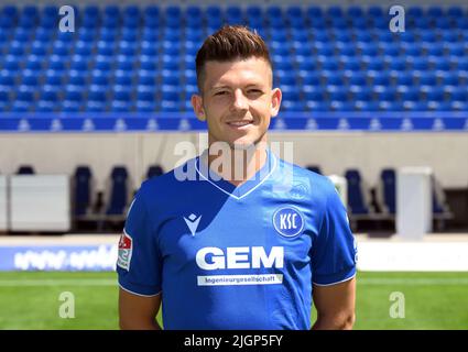 Karlsruhe, Deutschland. 12.. Juli 2022. Fotosession Karlsruher SC, Teamfoto und Portraits im BBBank Wildpark. Marvin Wanitzek. Quelle: Uli Deck/dpa/Alamy Live News Stockfoto