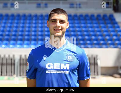 Karlsruhe, Deutschland. 12.. Juli 2022. Fotosession Karlsruher SC, Teamfoto und Portraits im BBBank Wildpark. Lazar Mirkovic. Quelle: Uli Deck/dpa/Alamy Live News Stockfoto