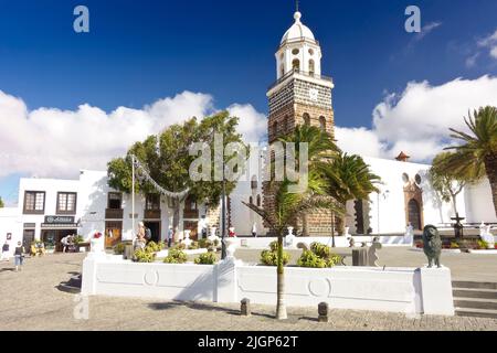 Teguise, Lanzarote, Kanarische Inseln - 10. Dezember 2019: Plaza de la Constitucion im Stadtzentrum mit Geschäften und Weihnachtsschmuck. Stockfoto