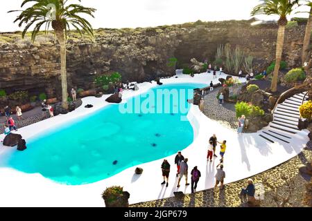 Jameos del Agua, Lanzarote, Kanarische Inseln - 10. Dezember 2019: Touristen, die Fotos vom Pool des Lavagolzenkomplexes von Cesar Manriques machen. Stockfoto