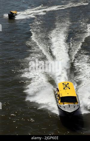 Wassertaxis auf dem Fluss Nieuwe Maas, Rotterdam, Niederlande Stockfoto