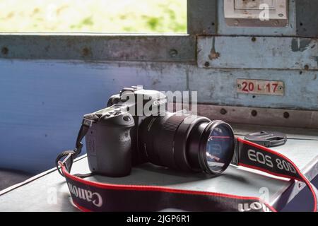 Kamera in der Nähe des Zugfensters platziert. Konzept der Reisefotografie Stockfoto