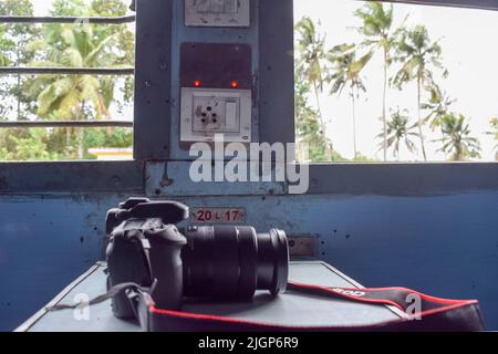 Kamera in der Nähe des Zugfensters platziert. Konzept der Reisefotografie Stockfoto