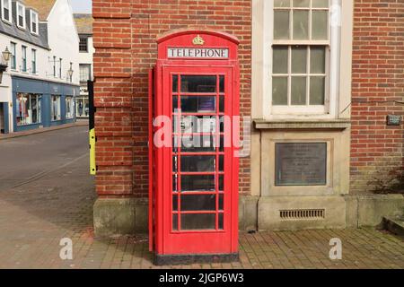 SIDMOUTH, DEVON, ENGLAND - APRIL 1. 2021: Eine Telefonbox befindet sich am Rande des Hallenmarktes in der Old Fore Street. Stockfoto