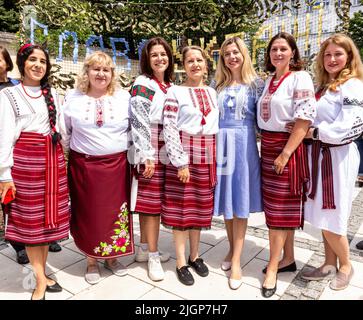 Krakau, Polen. 12.. Juli 2022. Ukrainische Frauen in traditioneller Kleidung nehmen an einer Zeremonie Teil, die einem Platz in der Altstadt von Krakau den Namen Unabhängige Ukraine verleiht. Die lokale Regierung betont, dass sie die Entscheidung getroffen hat, Unterstützung und Einheit mit dem ukrainischen Volk zu zeigen. Der Ort für den ukrainischen Unabhängigkeitsplatz wurde bewusst in unmittelbarer Nähe des russischen Konsulats in Krakau gewählt. Kredit: SOPA Images Limited/Alamy Live Nachrichten Stockfoto