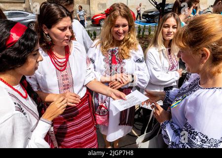 Krakau, Polen. 12.. Juli 2022. Ukrainische Frauen nehmen an einer Zeremonie Teil, die einem Platz in der Altstadt von Krakau den Namen Unabhängige Ukraine verleiht. Die lokale Regierung betont, dass sie die Entscheidung getroffen hat, Unterstützung und Einheit mit dem ukrainischen Volk zu zeigen. Der Ort für den ukrainischen Unabhängigkeitsplatz wurde bewusst in unmittelbarer Nähe des russischen Konsulats in Krakau gewählt. Kredit: SOPA Images Limited/Alamy Live Nachrichten Stockfoto