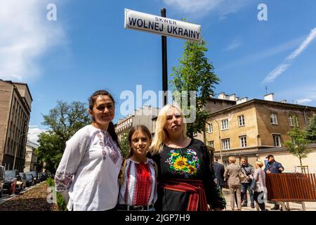 Krakau, Polen. 12.. Juli 2022. Ukrainische Frauen nehmen an einer Zeremonie Teil, die einem Platz in der Altstadt von Krakau den Namen Unabhängige Ukraine verleiht. Die lokale Regierung betont, dass sie die Entscheidung getroffen hat, Unterstützung und Einheit mit dem ukrainischen Volk zu zeigen. Der Ort für den ukrainischen Unabhängigkeitsplatz wurde bewusst in unmittelbarer Nähe des russischen Konsulats in Krakau gewählt. Kredit: SOPA Images Limited/Alamy Live Nachrichten Stockfoto