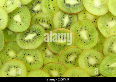 Hintergrund Hintergrund aus geschnittener grüner Kiwi-Frucht Stockfoto