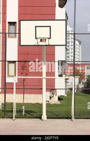 Wohnwohnung, städtischer Basketballplatz in der Nachbarschaft Stockfoto