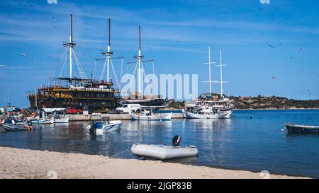 Pier Bay mit Schiffen, die in Seereisen für Touristen und festgemacht Fischerboote der lokalen Fischer engagiert. Ormos Panagias auf Sithonia in Chalcidice, Griechenland Stockfoto