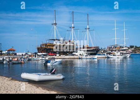 Pier Bay mit Schiffen, die in Seereisen für Touristen und festgemacht Fischerboote der lokalen Fischer engagiert. Ormos Panagias auf Sithonia in Chalcidice, Griechenland Stockfoto