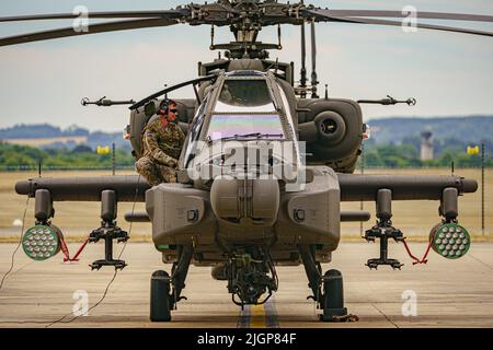 Der neueste Angriffshubschrauber Apache AH-64E von Army Air Corps ist für den Flug durch die Bodenbesatzung im Army Aviation Center in Middle Wallop, Stockbridge in Hampshire vorbereitet. Bilddatum: Dienstag, 12. Juli 2022. Stockfoto