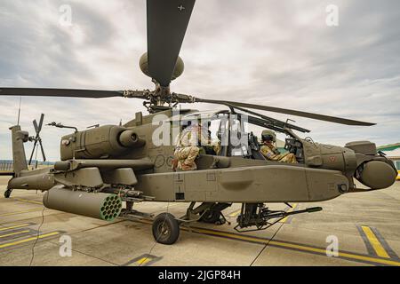 Der neueste Angriffshubschrauber Apache AH-64E von Army Air Corps ist für den Flug durch die Bodenbesatzung im Army Aviation Center in Middle Wallop, Stockbridge in Hampshire vorbereitet. Bilddatum: Dienstag, 12. Juli 2022. Stockfoto