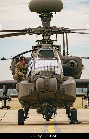 Der neueste Angriffshubschrauber Apache AH-64E von Army Air Corps ist für den Flug durch die Bodenbesatzung im Army Aviation Center in Middle Wallop, Stockbridge in Hampshire vorbereitet. Bilddatum: Dienstag, 12. Juli 2022. Stockfoto