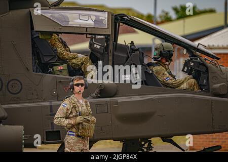 Der neueste Angriffshubschrauber Apache AH-64E von Army Air Corps ist für den Flug durch die Bodenbesatzung im Army Aviation Center in Middle Wallop, Stockbridge in Hampshire vorbereitet. Bilddatum: Dienstag, 12. Juli 2022. Stockfoto