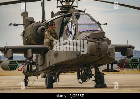 Der neueste Angriffshubschrauber Apache AH-64E von Army Air Corps ist für den Flug durch die Bodenbesatzung im Army Aviation Center in Middle Wallop, Stockbridge in Hampshire vorbereitet. Bilddatum: Dienstag, 12. Juli 2022. Stockfoto