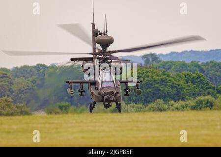 Der neueste Angriffshubschrauber Apache AH-64E des Army Air Corps führt Manöver über das offene Land im Army Aviation Center in Middle Wallop, Stockbridge in Hampshire durch. Bilddatum: Dienstag, 12. Juli 2022. Stockfoto