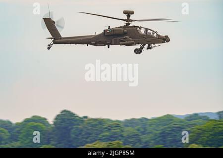 Der neueste Angriffshubschrauber Apache AH-64E des Army Air Corps führt Manöver über das offene Land im Army Aviation Center in Middle Wallop, Stockbridge in Hampshire durch. Bilddatum: Dienstag, 12. Juli 2022. Stockfoto