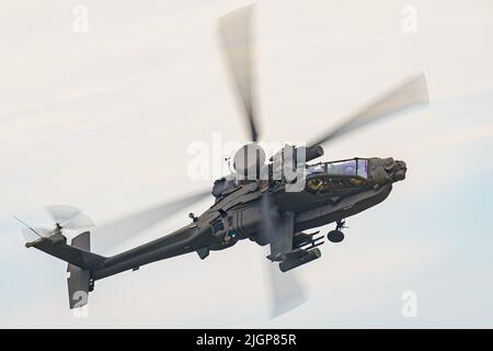 Der neueste Angriffshubschrauber Apache AH-64E des Army Air Corps führt Manöver über das offene Land im Army Aviation Center in Middle Wallop, Stockbridge in Hampshire durch. Bilddatum: Dienstag, 12. Juli 2022. Stockfoto