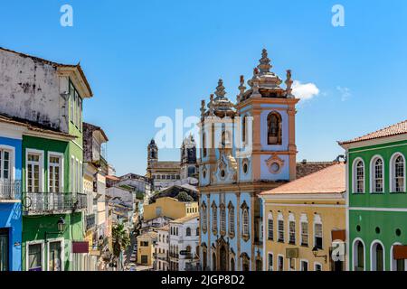 Historische Gebäude und barocke Kirchen im berühmten Pelourinhoviertel in Salvador, Bahia Stockfoto