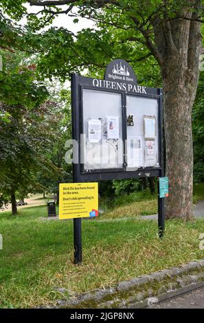 Brighton UK 12. July 2022 - Vogelgrippe wurde in Queens Park, Brighton gefunden, wo der stadtrat Schilder angebracht hat, die Menschen davor warnen, kranke Vögel zu behandeln : Credit Simon Dack / Alamy Live News Stockfoto