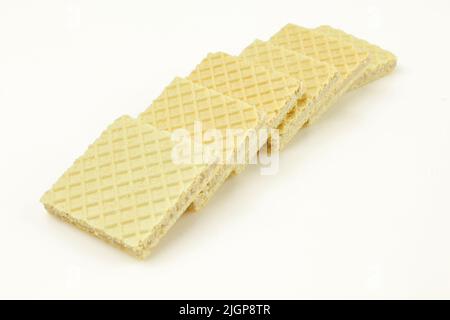 Stapel von dünnen, mit Vanille gefüllten Waffelbiskuits isoliert auf weißem Hintergrund Stockfoto