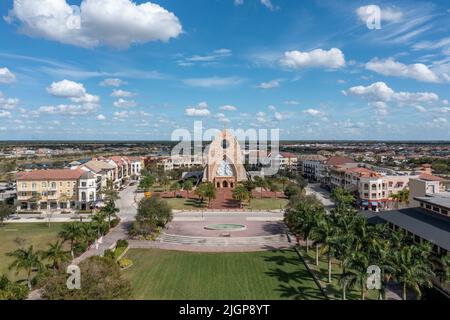 Luftaufnahme der Kathedrale und des Innenstadtbereichs in der Ave Maria Florida in der Nähe von Naples in den Everglades von Collier County. Catholic Domino's Pizza Stockfoto