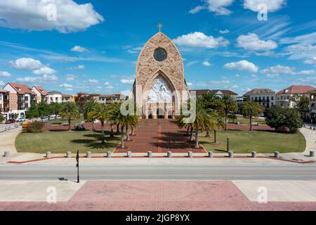 Luftaufnahme der Kathedrale und des Innenstadtbereichs in der Ave Maria Florida in der Nähe von Naples in den Everglades von Collier County. Catholic Domino's Pizza Stockfoto