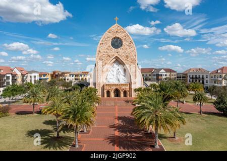 Luftaufnahme der Kathedrale und des Innenstadtbereichs in der Ave Maria Florida in der Nähe von Naples in den Everglades von Collier County. Catholic Domino's Pizza Stockfoto