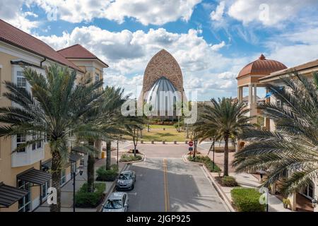 Luftaufnahme der Kathedrale und des Innenstadtbereichs in der Ave Maria Florida in der Nähe von Naples in den Everglades von Collier County. Catholic Domino's Pizza Stockfoto