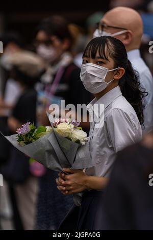 12. Juli 2022. Tokio. Tausende von Menschen versammeln sich am Dienstag in Tokio, um dem ehemaligen japanischen Premierminister Shinzo Abe, der letzte Woche bei einem Wahlkampfereignis von einem Schützen ermordet wurde, ihre letzte Ehre zu erweisen. (Foto von Mihoko Owada/ Sipa USA) Stockfoto