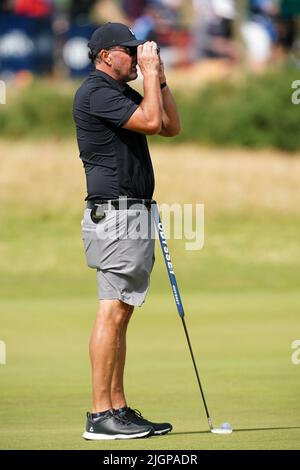 Der US-Amerikaner Phil Mickelson verwendet einen Entfernungsmesser während des 3. Trainingstages der Open am Old Course, St Andrews. Bilddatum: Dienstag, 12. Juli 2022. Stockfoto