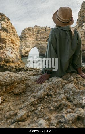 Frau im schönen Praia da Mesquita an der Algarve in Portugal. Stockfoto