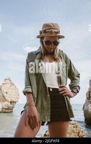 Frau im schönen Praia da Mesquita an der Algarve in Portugal. Stockfoto