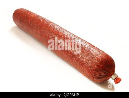 Geräucherte Fleischwurst isoliert auf weißem Hintergrund. Traditionelle Rindersalami Stockfoto