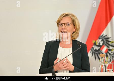 Wien, Österreich. 12. Juli 2022 Pressekonferenz mit Klimaschutzministerin Leonore Gewessler im Bundesministerium für Kunst, Kultur, Öffentlichen Dienst und Sport in Wien. Stockfoto