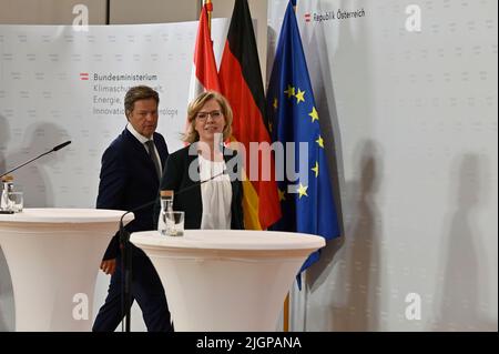 Wien, Österreich. 12. Juli 2022 Pressekonferenz mit (L) Robert Habeck, Vizekanzler der Bundesrepublik Deutschland und Klimaschutzministerin Leonore Gewessler (R) im Bundesministerium für Kunst, Kultur, Öffentlichen Dienst und Sport in Wien. Stockfoto