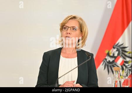 Wien, Österreich. 12. Juli 2022 Pressekonferenz mit Klimaschutzministerin Leonore Gewessler im Bundesministerium für Kunst, Kultur, Öffentlichen Dienst und Sport in Wien. Stockfoto