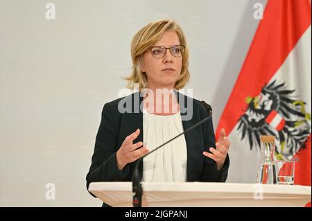 Wien, Österreich. 12. Juli 2022 Pressekonferenz mit Klimaschutzministerin Leonore Gewessler im Bundesministerium für Kunst, Kultur, Öffentlichen Dienst und Sport in Wien. Stockfoto