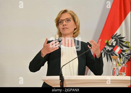 Wien, Österreich. 12. Juli 2022 Pressekonferenz mit Klimaschutzministerin Leonore Gewessler im Bundesministerium für Kunst, Kultur, Öffentlichen Dienst und Sport in Wien. Stockfoto