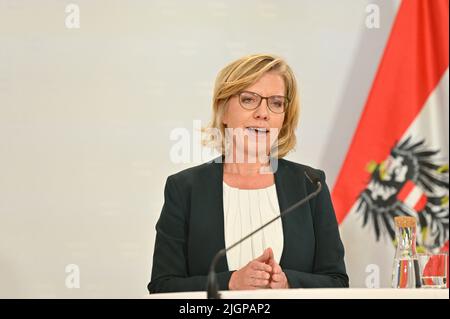 Wien, Österreich. 12. Juli 2022 Pressekonferenz mit Klimaschutzministerin Leonore Gewessler im Bundesministerium für Kunst, Kultur, Öffentlichen Dienst und Sport in Wien. Stockfoto