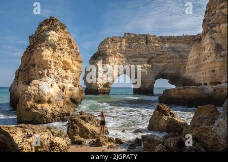 Frau im schönen Praia da Mesquita an der Algarve in Portugal. Stockfoto