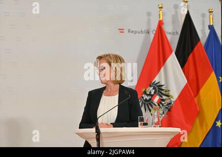 Wien, Österreich. 12. Juli 2022 Pressekonferenz mit Klimaschutzministerin Leonore Gewessler im Bundesministerium für Kunst, Kultur, Öffentlichen Dienst und Sport in Wien. Stockfoto